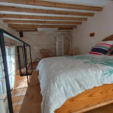 Bright With Equipped Kitchen And Mezzanine Appartement *